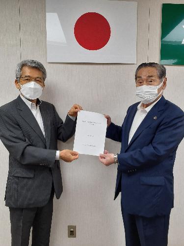 大竹市長へ答申を渡す様子の写真