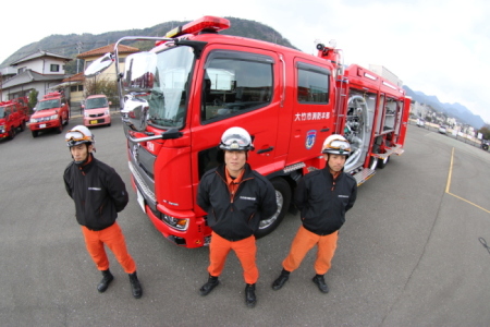 消防職員と消防車両