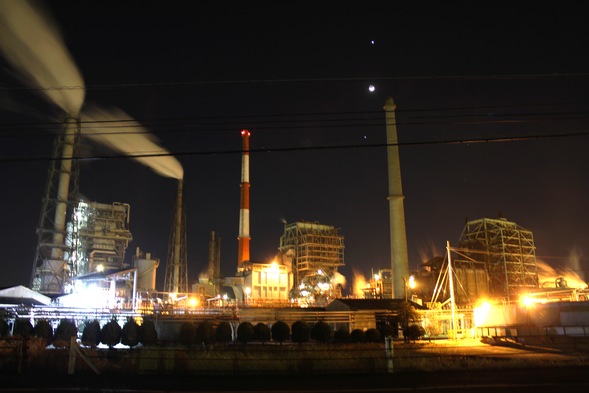 （写真）建ち並ぶ煙突と工場の風景4