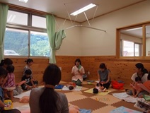 (写真)ベビーマッサージ