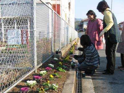 （写真）花を植える様子