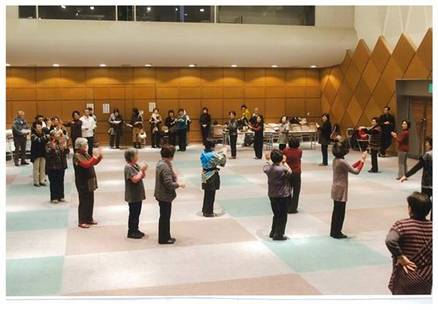 (写真)“来てみんさい大竹”の踊りの指導