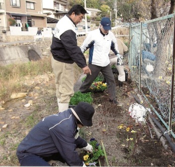 （写真）公園の周囲に花を植える様子