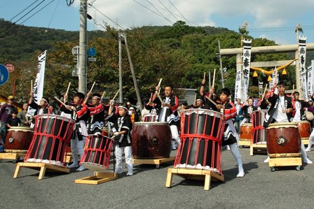 （写真）太鼓を演奏する様子