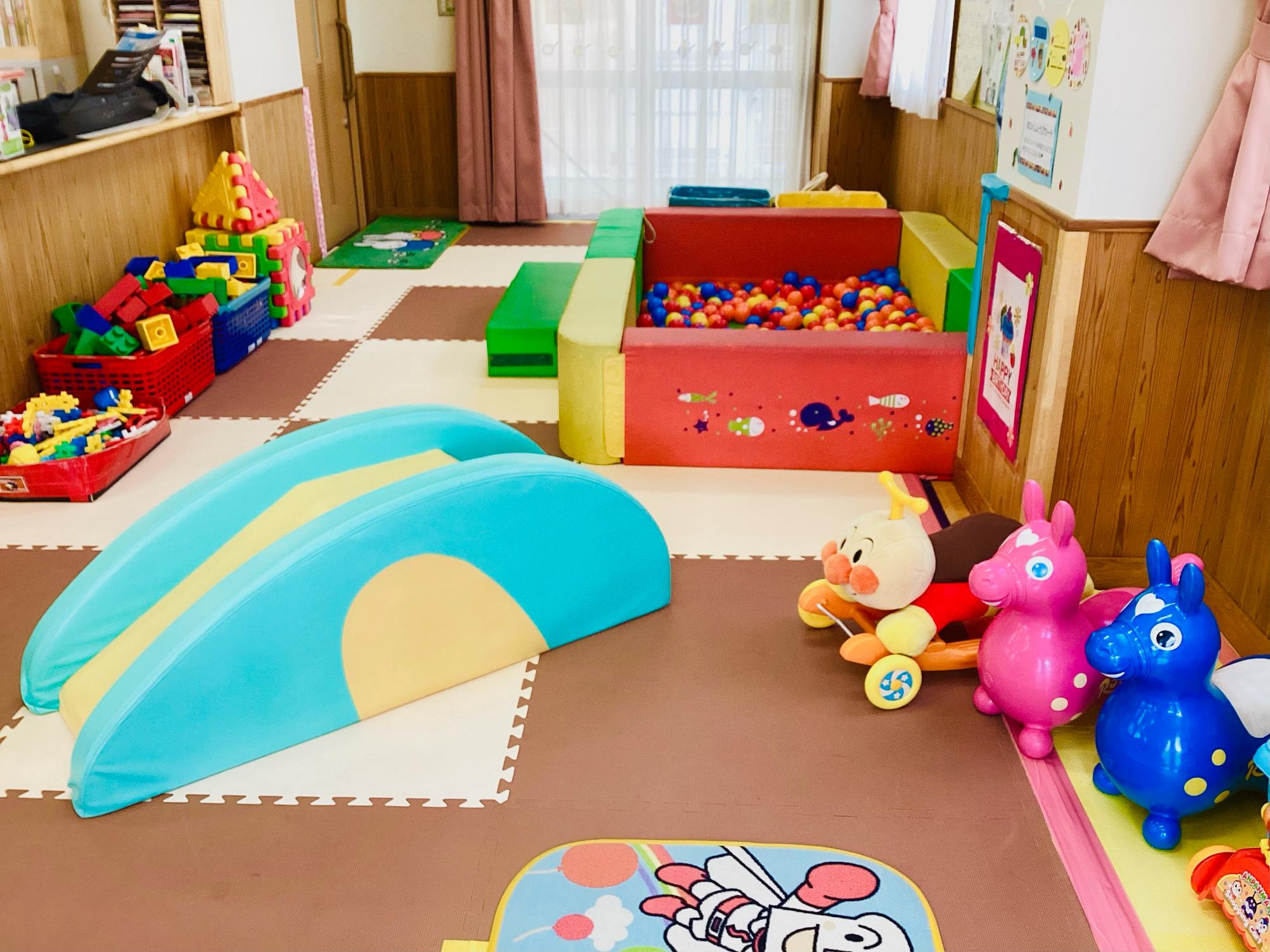 さかえ子育て支援センターのボールプールやすべり台などの遊び道具の写真