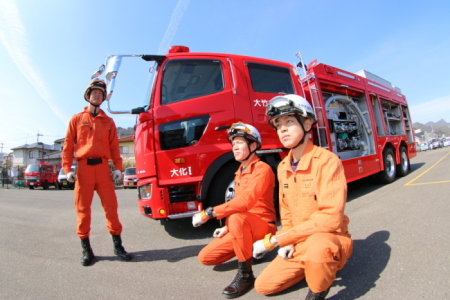 消防職員と消防車両