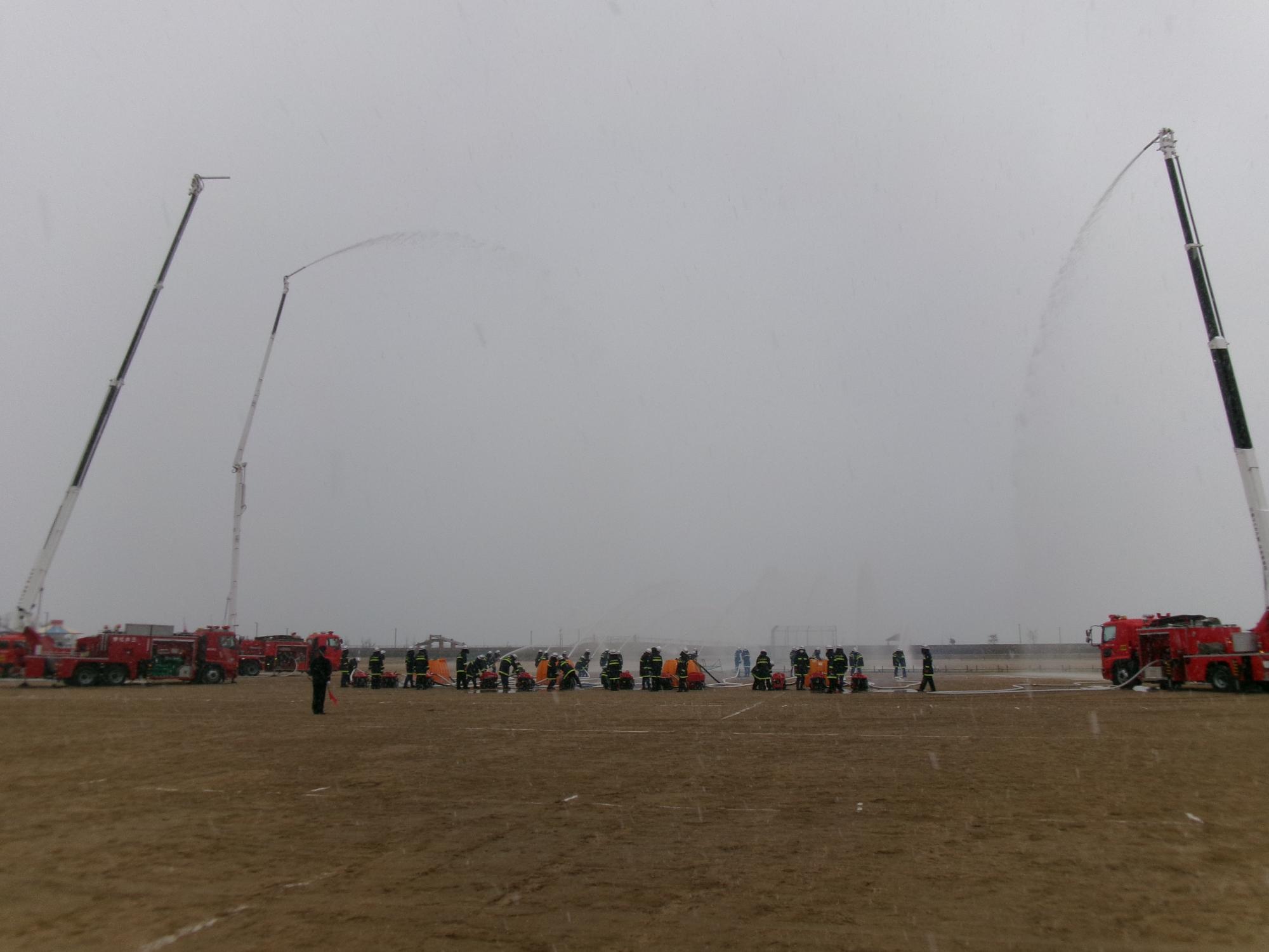 消防団と企業衆望車両一斉放水