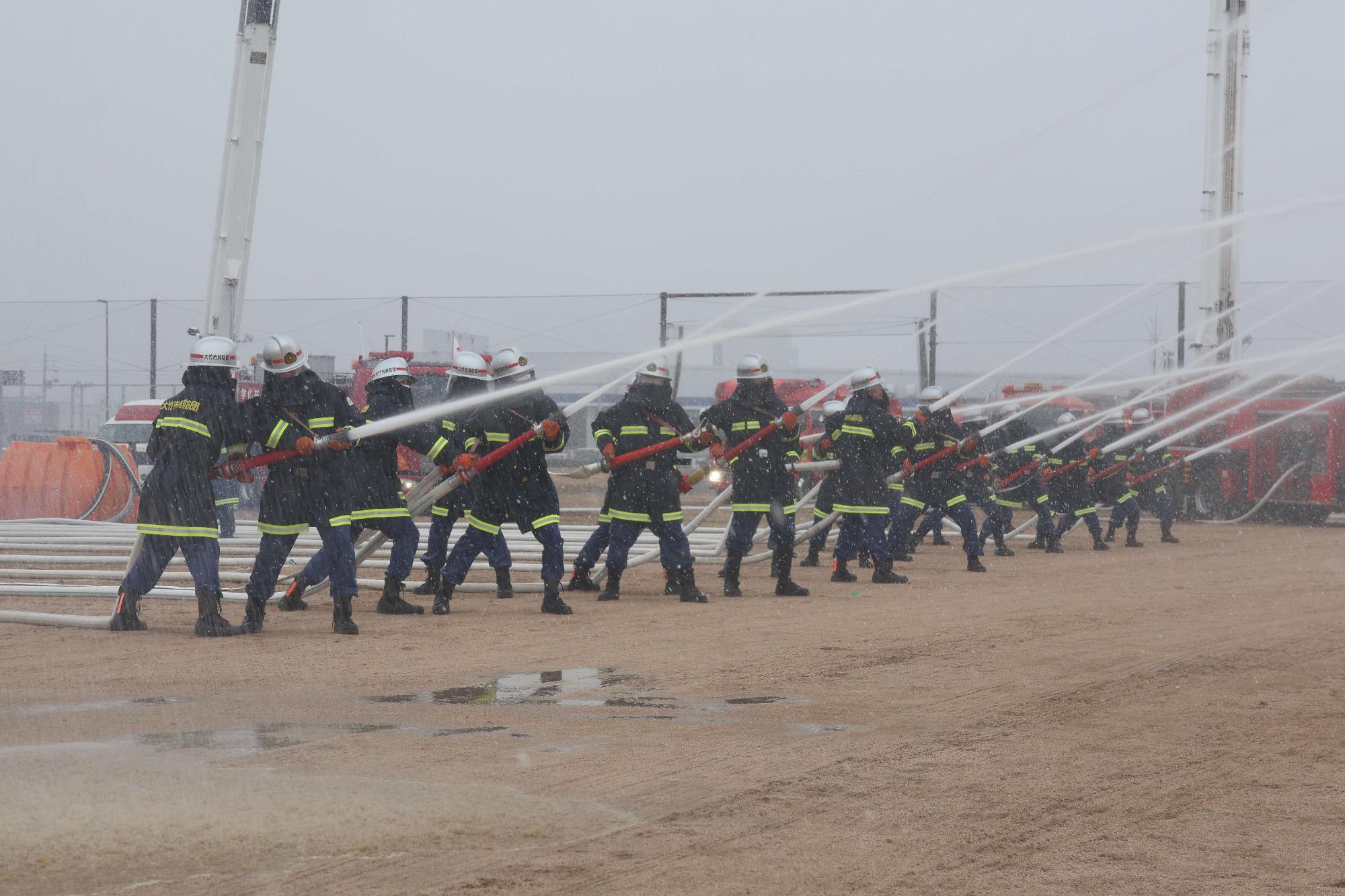消防団の放水風景