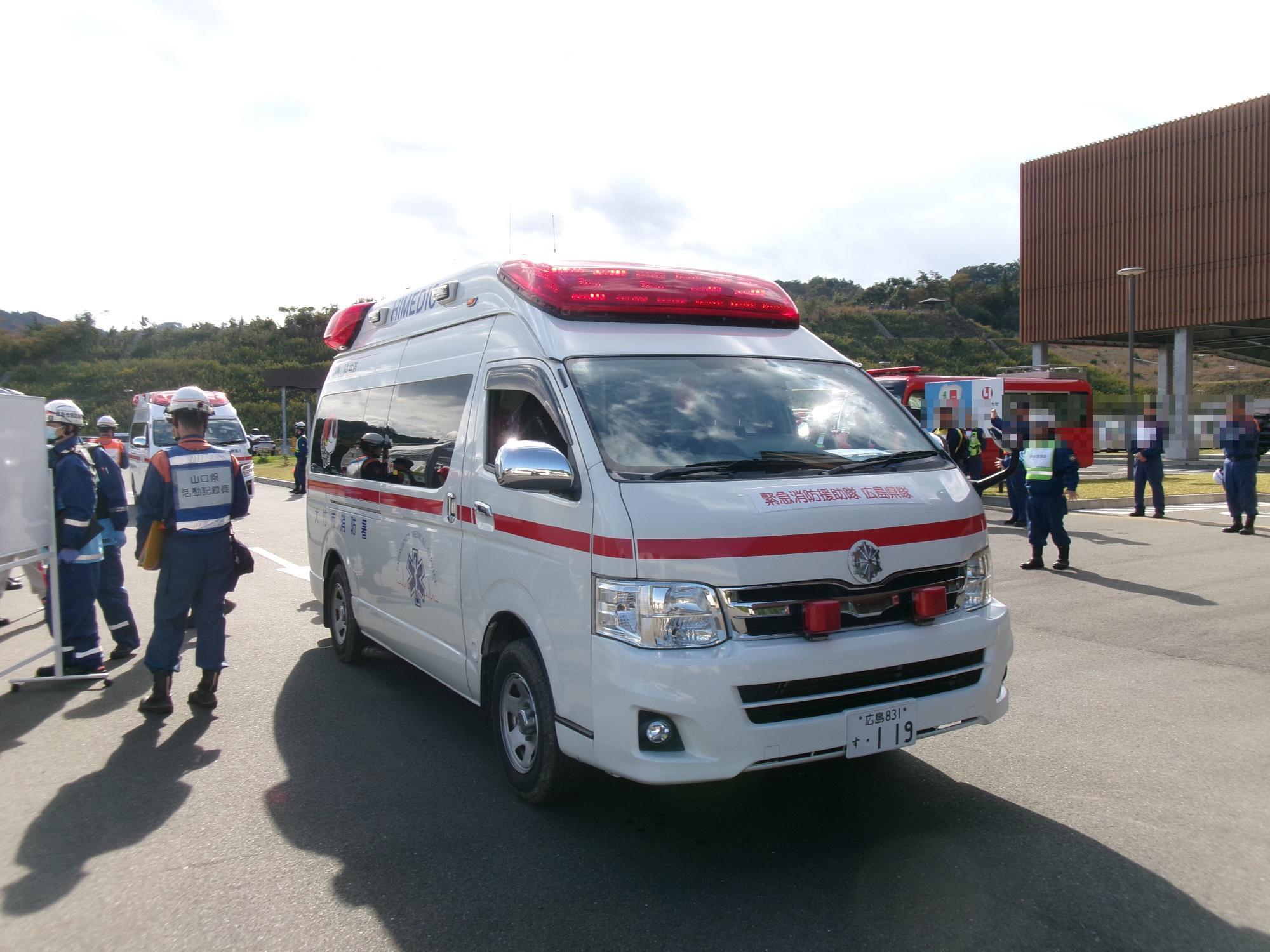 搬送する救急車