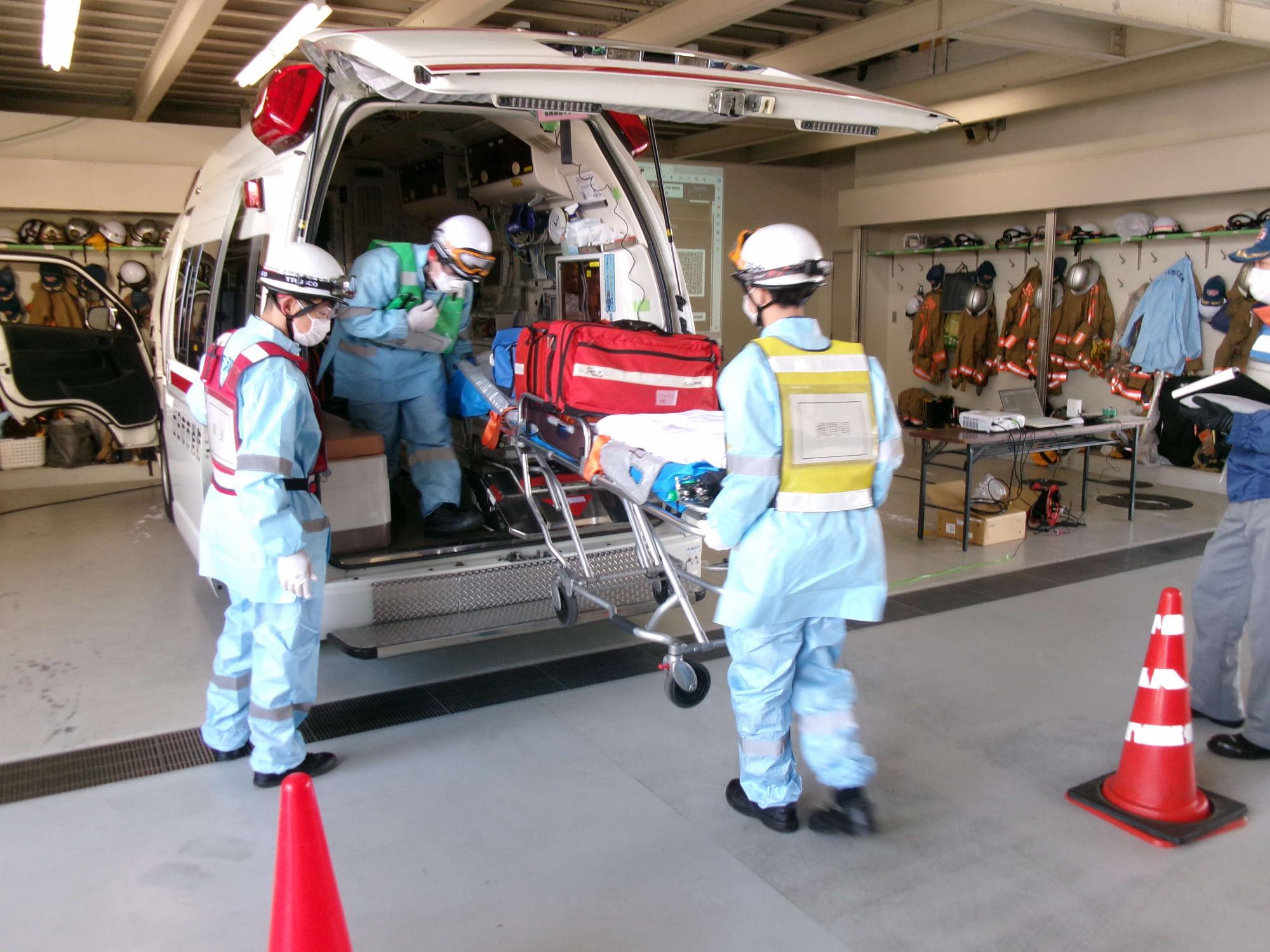 救急搬送の訓練の様子