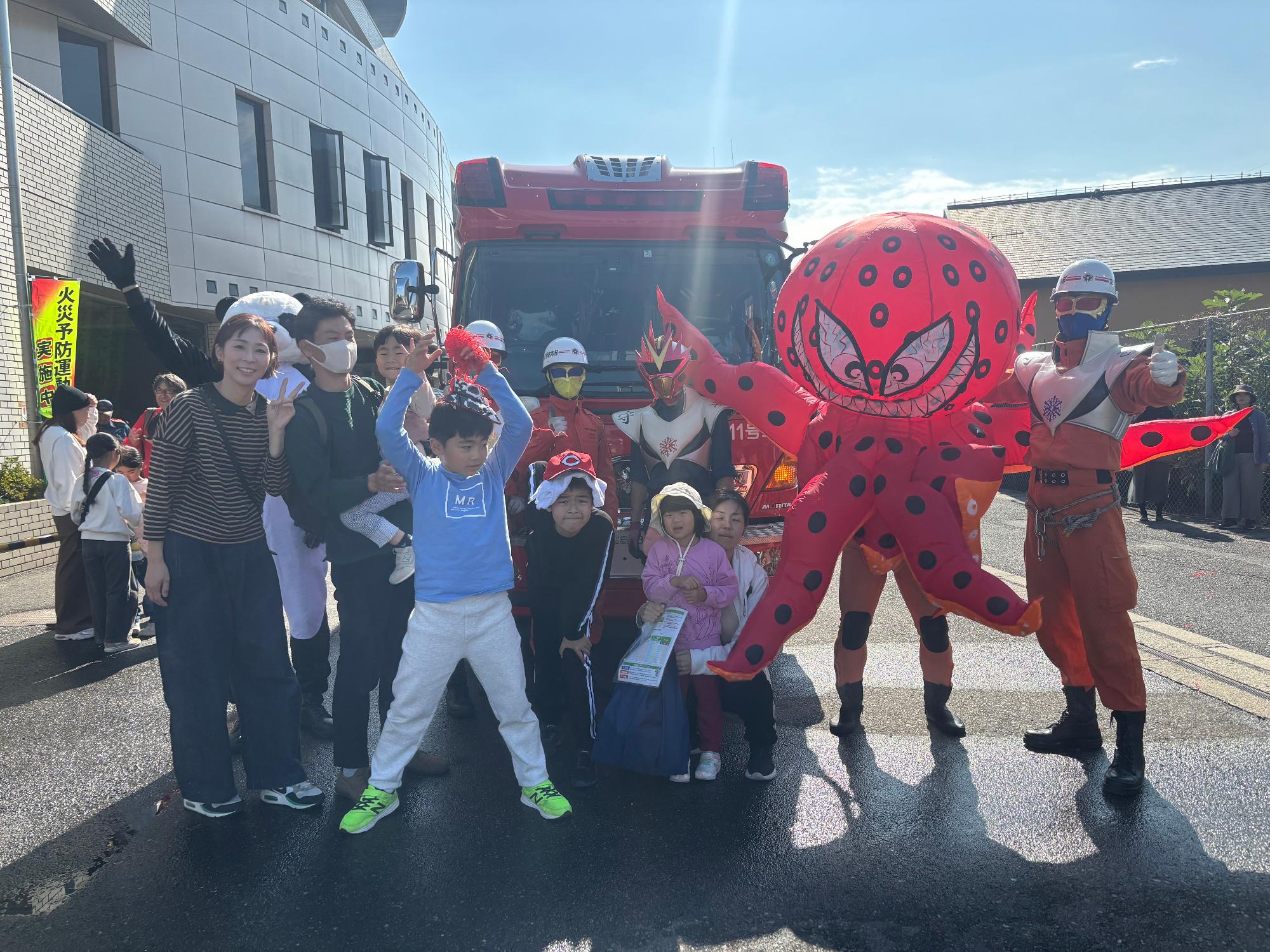 レスキュー戦隊マモルンジャーとの写真撮影