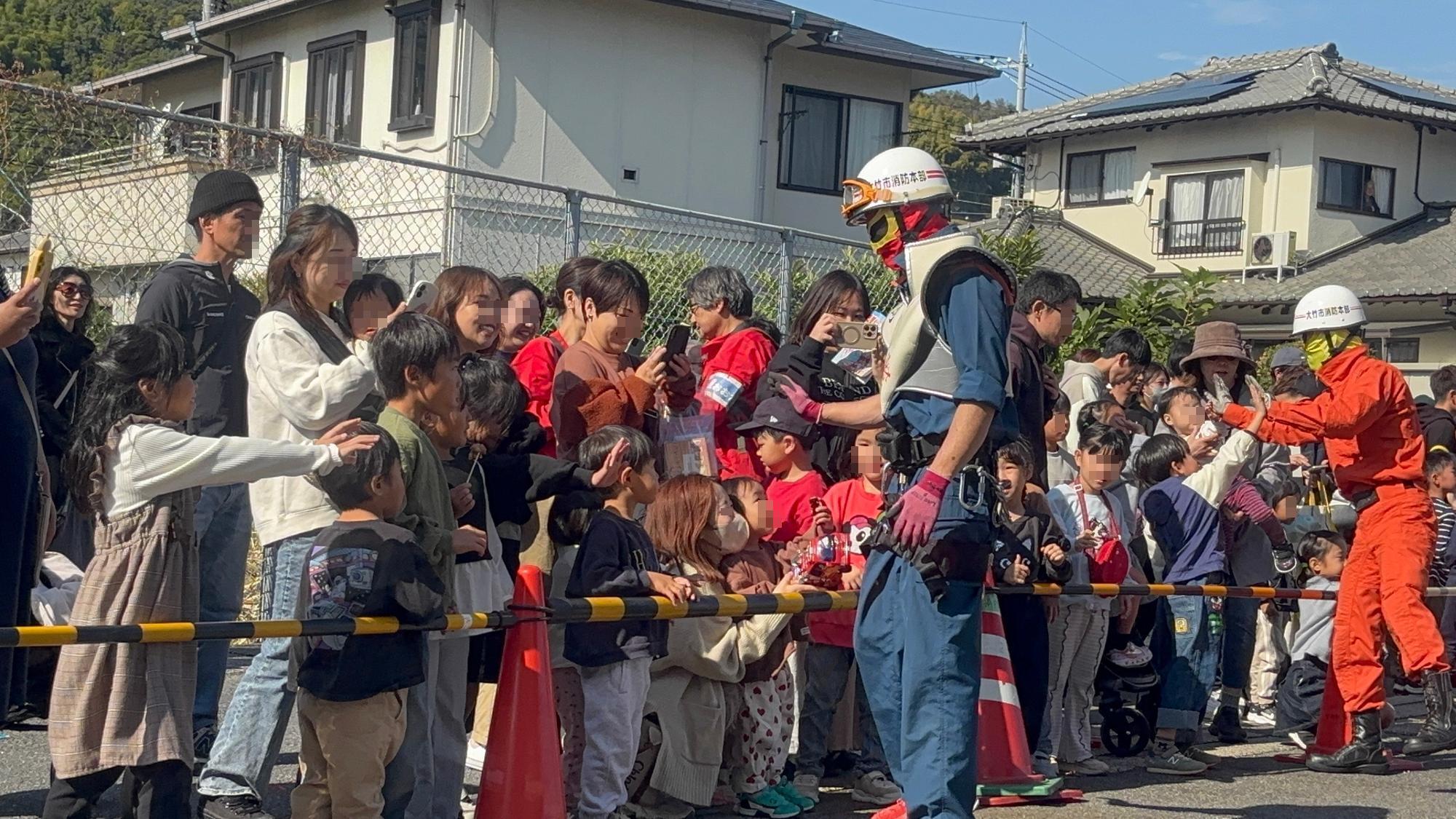 レスキュー戦隊マモルンジャーショーハイタッチシーン