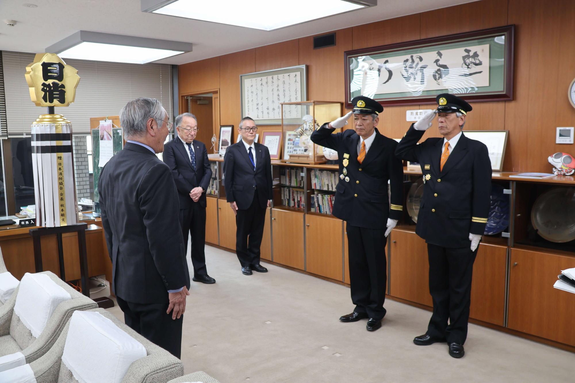 大竹市長への報告の様子2