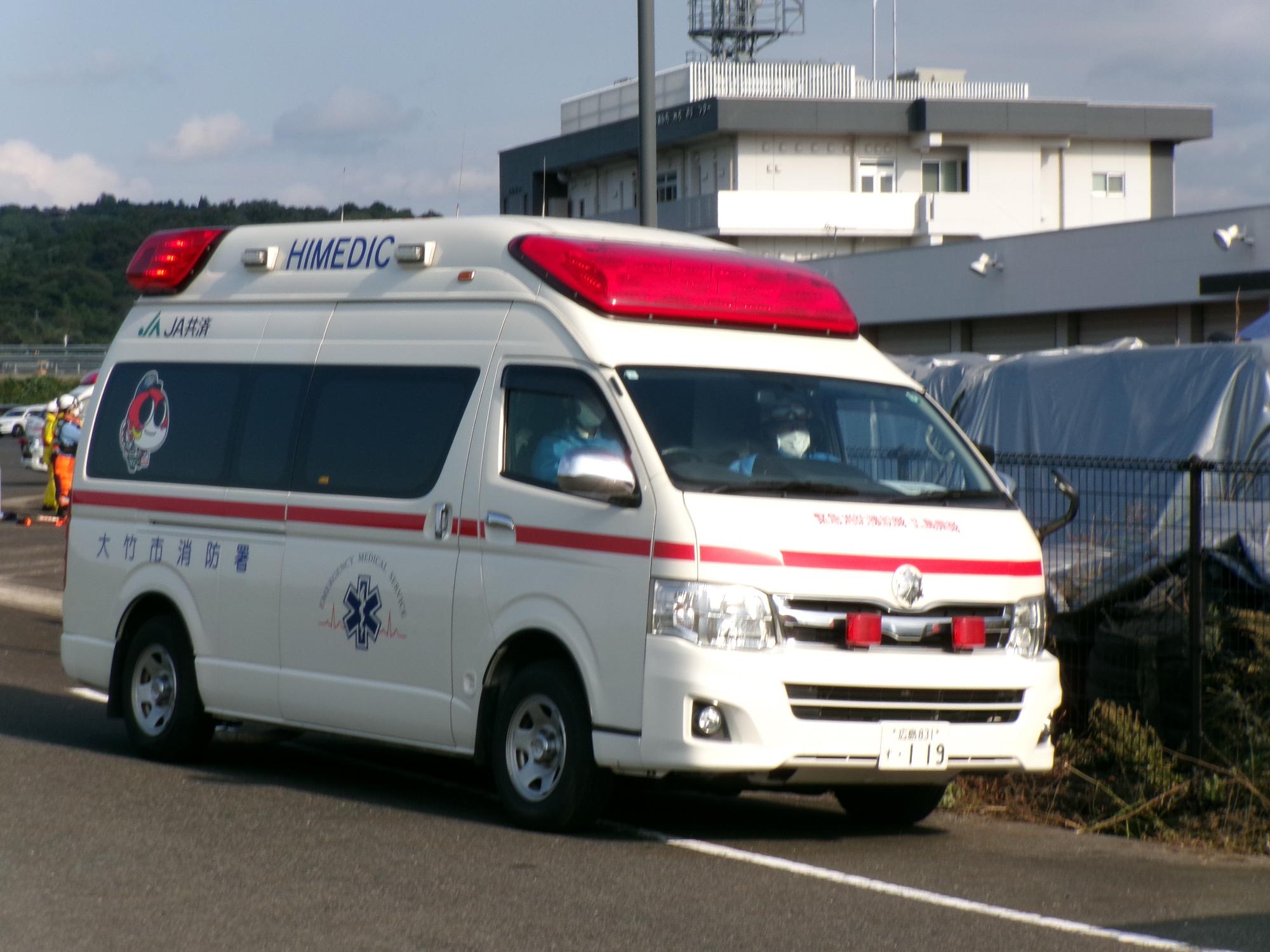 出動する救急車01