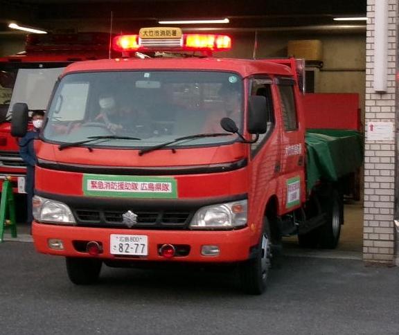 出動する資機材搬送車