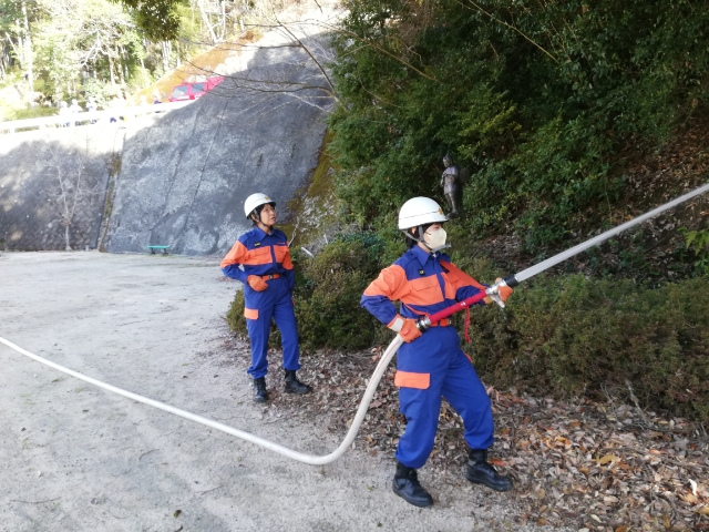 女性消防団員による放水訓練