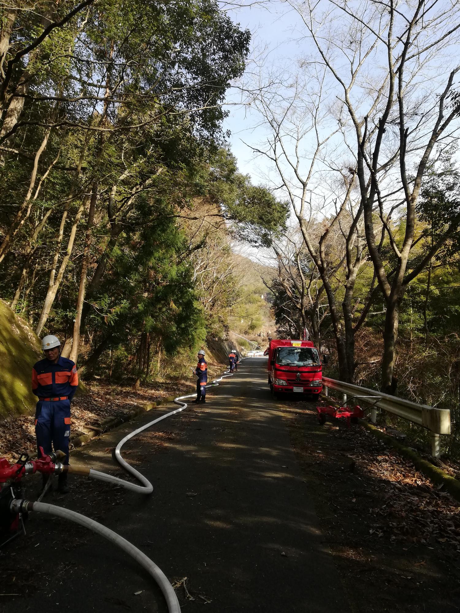 消防団員による中継連結送水