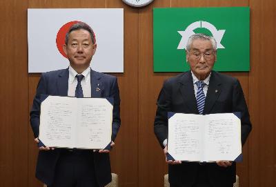 日本生命保険との協定締結式