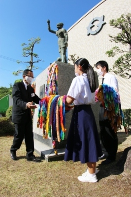 学生が千羽鶴を渡す様子