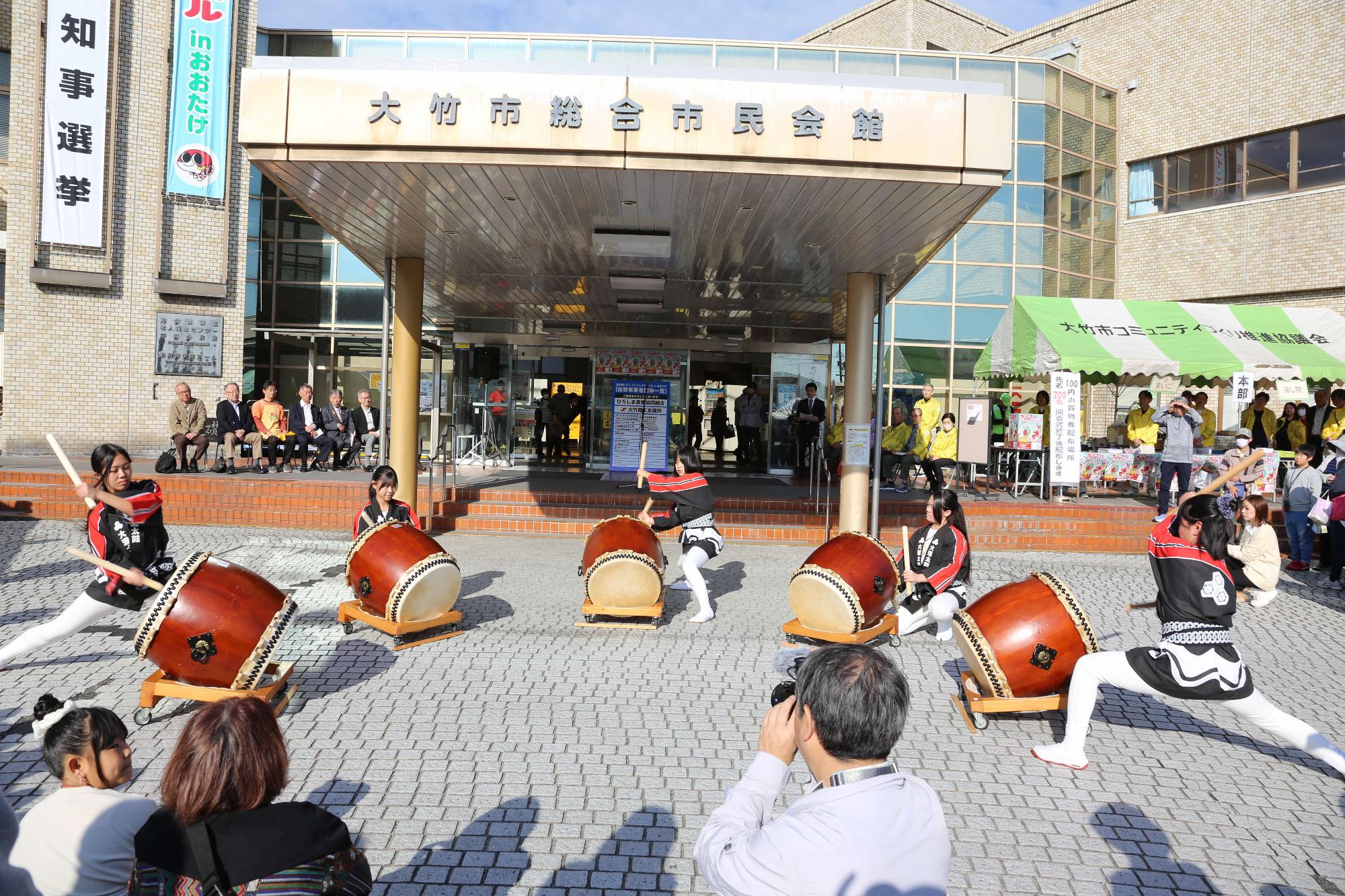 安芸大瀧太鼓むすひ衆の太鼓演奏の様子