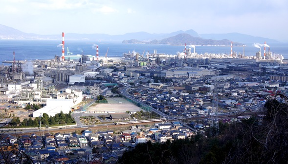 昼間の工場風景