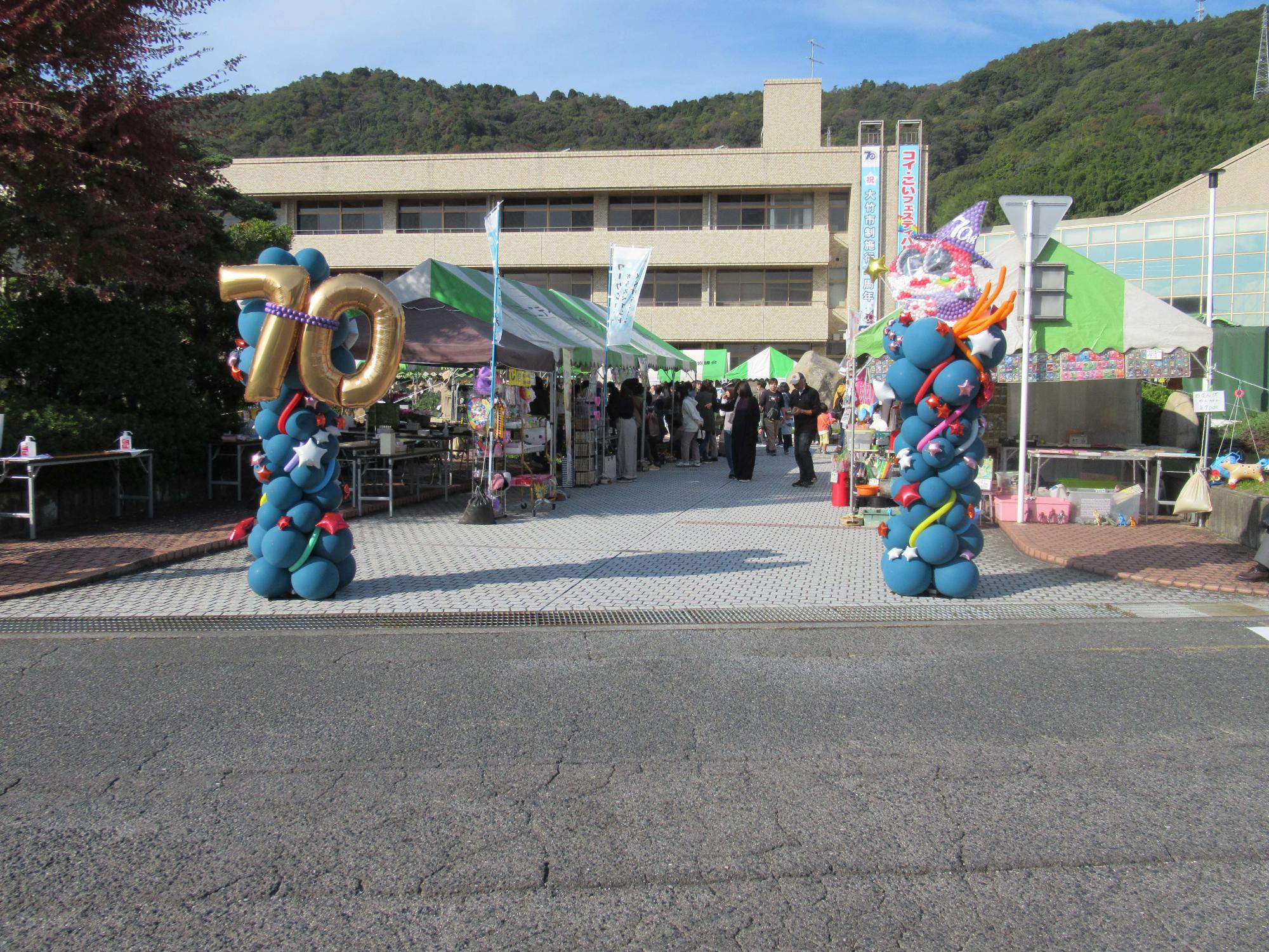 会場出入り口に設置された風船のオブジェ