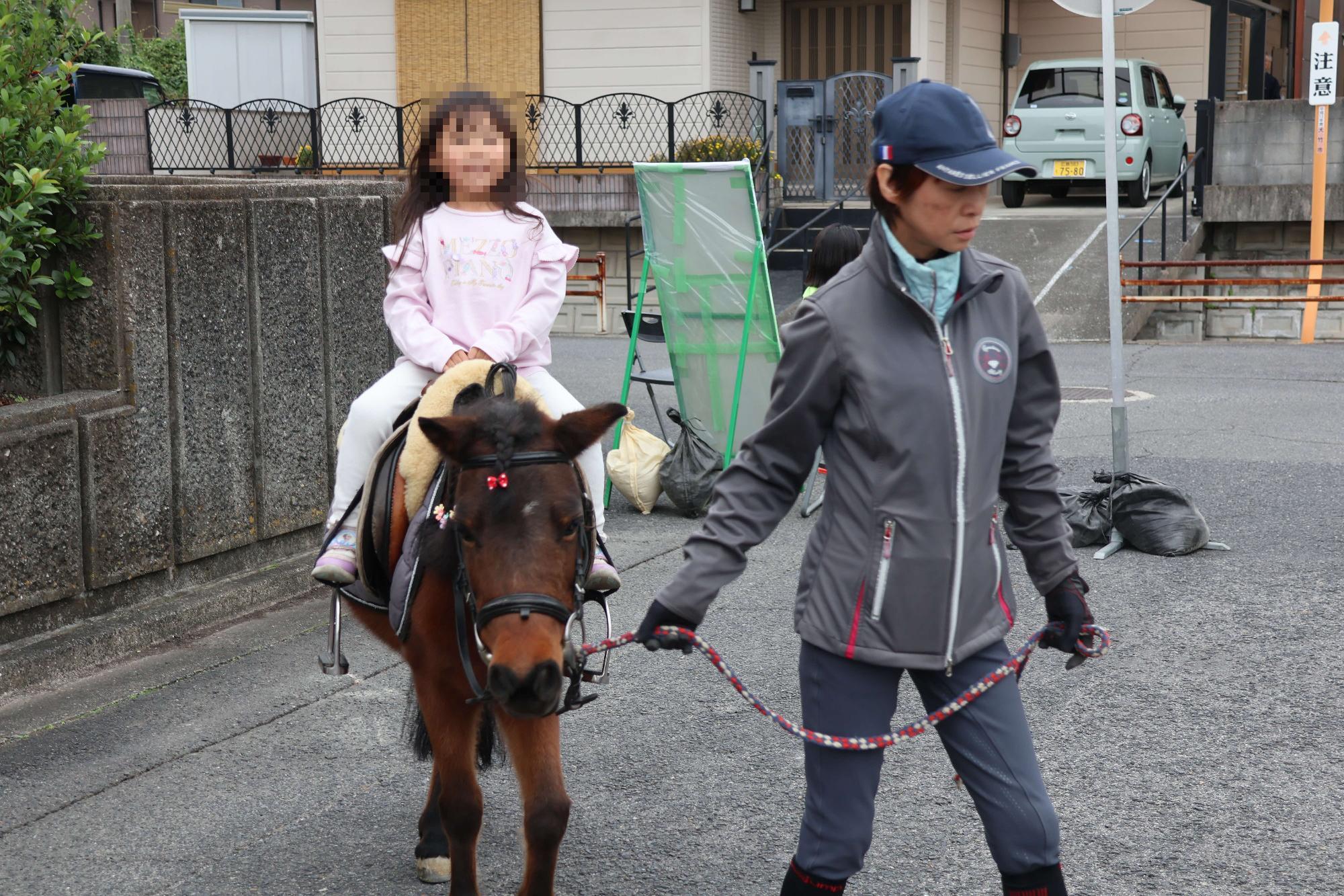 ポニー乗馬体験の様子