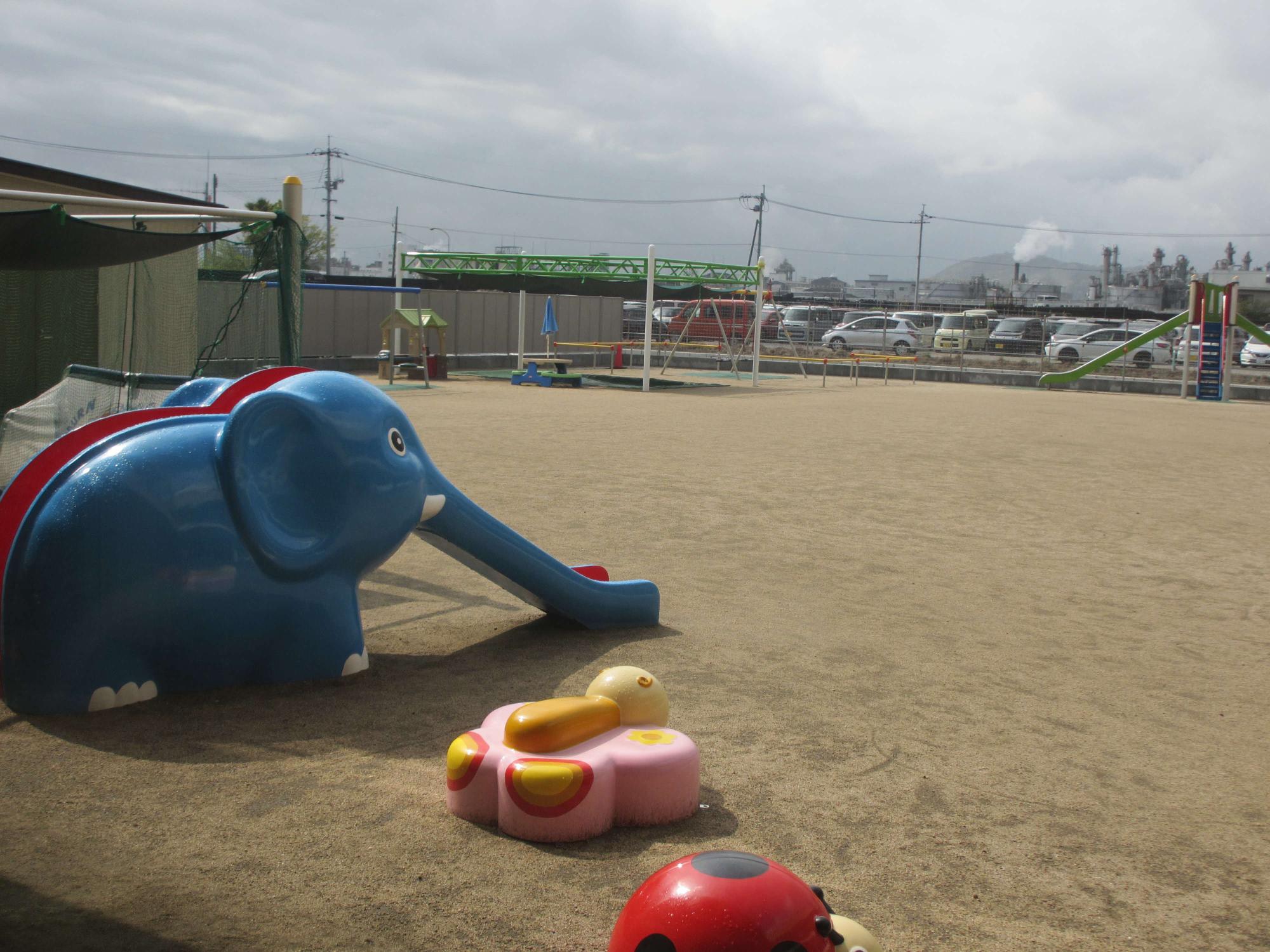 園庭のゾウさんのすべり台